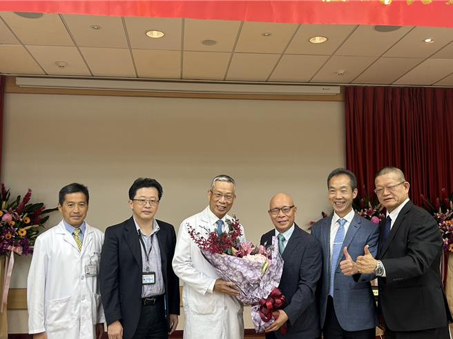 台北市立聯合醫院16日辦理總院長交接儀式，前總院長蕭勝煌（左三）今年屆齡65歲退休。（劉瑋晴攝）