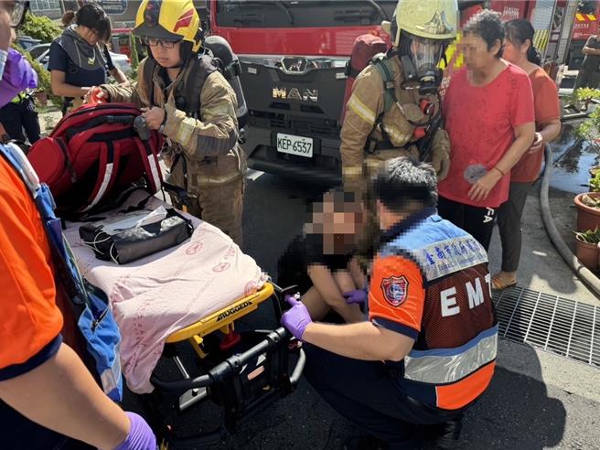 消防隊員將受困婦人救出送醫。（民眾提供／寶智華台南傳真）