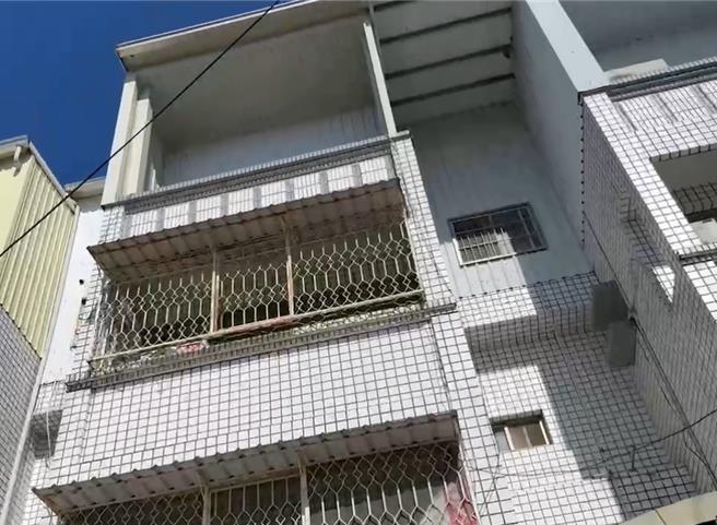 起火點在頂樓鐵皮加蓋的後方房屋。（民眾提供／寶智華台南傳真）