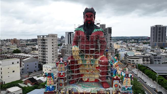 高达47.2公尺的神农大帝大神像，是竹南宗教地标之一。（庙方提供／李京升苗栗传真）