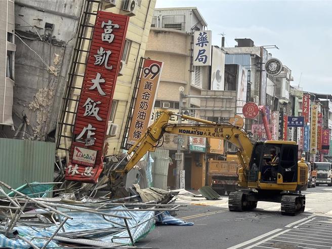 0403花蓮強震數據更新，震央移至海陸交界、深度增加7公里。圖為倒塌已拆除的富凱大飯店。（本報資料照）