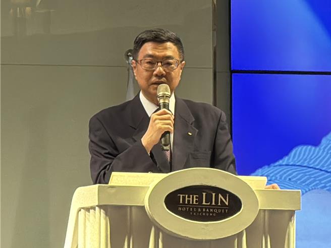 行政院長卓榮泰16日上午出席亞洲台灣商會聯合總會理監事會議閉幕典禮，他致詞表示，經濟發展是國家進步的象徵，但公平分配是文明國家真正的指標，盼照顧到年輕人的世代正義並設法拉近貧富差距。（潘虹恩攝）