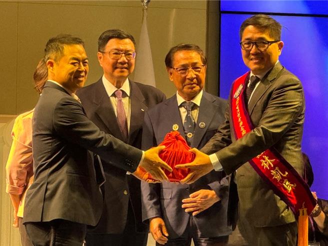 行政院長卓榮泰（左二）16日上午出席亞洲台灣商會聯合總會理監事會議閉幕典禮，一同見證現任總會長許玉林（左一）將印信交予新任總會長林凱民（右一）。（潘虹恩攝）