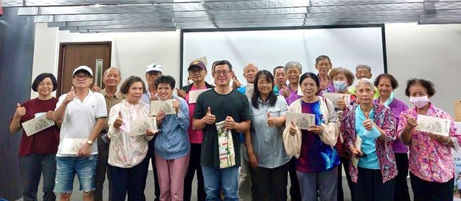 高雄市政府农业局植物防疫暨生态保育科科长黄群中（前排中间）与志工队合影。（高雄市政府农业局提供／林雅惠传真）