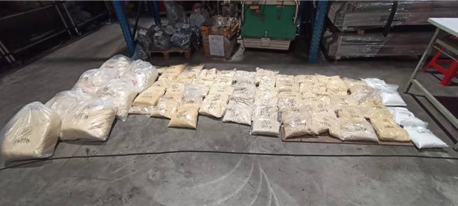 财政部关务署基隆关16日表示，今年1至6月已查获11起毒品走私案，起出毒品总重高达近600公斤，市价超过新台币12亿元。（基隆关提供／张志康基隆传真）