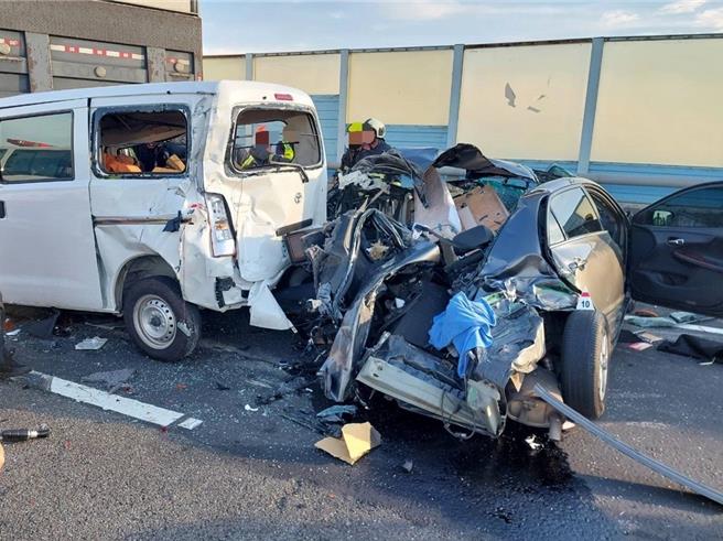 國道3號南下彰化和美路段15日發生4車事故，釀2死5傷慘劇，其中1輛銀灰色事故自小客車內4人共2死2傷。（資料照片／孫英哲彰化傳真）