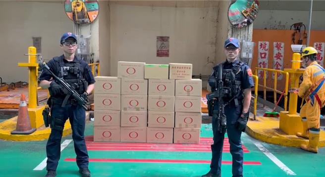 新北市警察局动员20名荷枪实弹警员押送毒品，另派出霹雳小组全副武装全程戒护，确保毒品销燬的安全。（新北市刑大提供）