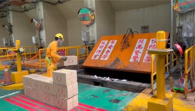 北市刑大16日上午在新店垃圾焚化厂销毁逾70公斤、市值近亿元各式毒品。（新北市刑大提供）