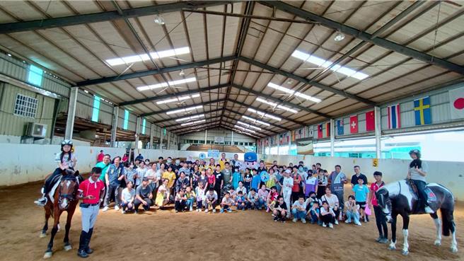 桃园市大园警分局暑期青春专案，邀青少年体验马术运动。(警方提供／吕筱蝉桃园传真)