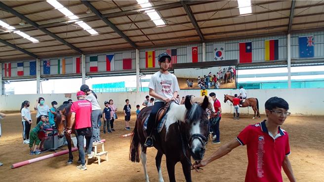 桃园市大园警分局暑期青春专案，邀青少年体验马术运动。(警方提供／吕筱蝉桃园传真)