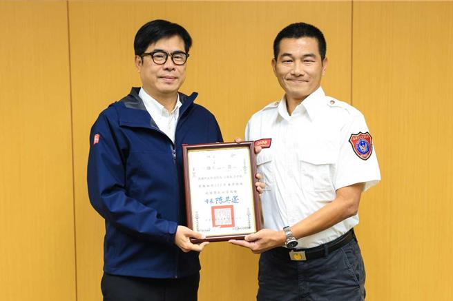 高雄市消防局右昌分隊小隊長王世航於日前獲高雄市政府頒發「廉潔楷模」（翻攝照片／洪靖宜高雄傳真）