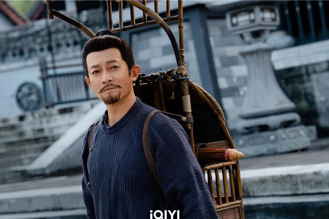 杨志刚因五官精致的帅大叔形象被受观眾喜爱。（爱奇艺国际站提供）