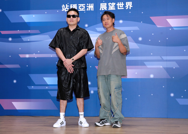 「玖壹壹」成員春風(左)、洋蔥(右)捐出新台幣50萬給中華隊。（圖／黃世麒攝）