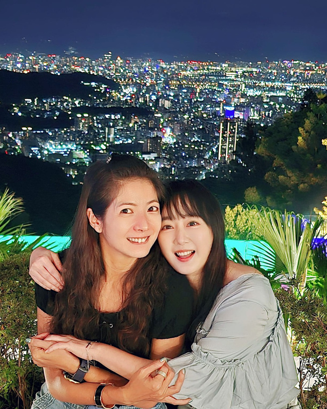 陈立芹与胡凯欣开心相聚。（图／陈立芹脸书）