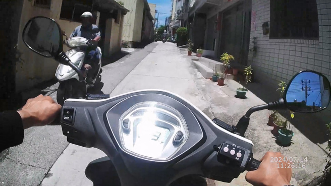 高雄市旗津區一名69歲郭姓老翁，因不忍家中貴賓狗「蒂蒂」哀號，酒後竟騎車帶狗出門散步。（翻攝畫面）