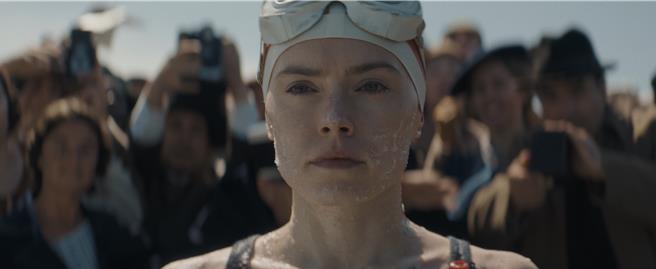 黛西蕾德莉在《追浪少女》中饰演游泳选手格特鲁德埃德尔。（Disney＋提供）