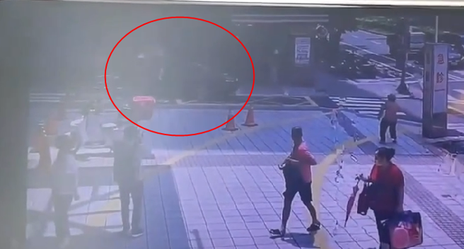 三峽恩主公醫院急診室車道嚴重車禍，恐怖畫面曝光。( 翻攝畫面 )