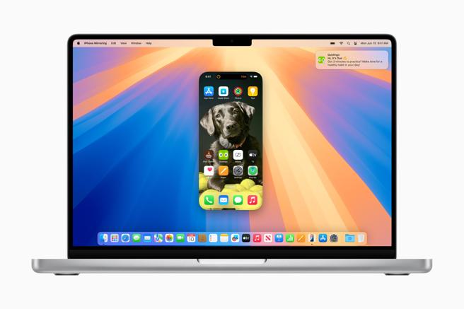 以macOS Sequoia支援的iPhone「鏡像輸出」功能，讓使用者能透過Mac直接操作 iPhone，打造更巧妙的「接續互通」體驗。（Apple提供／古明弘台北傳真）