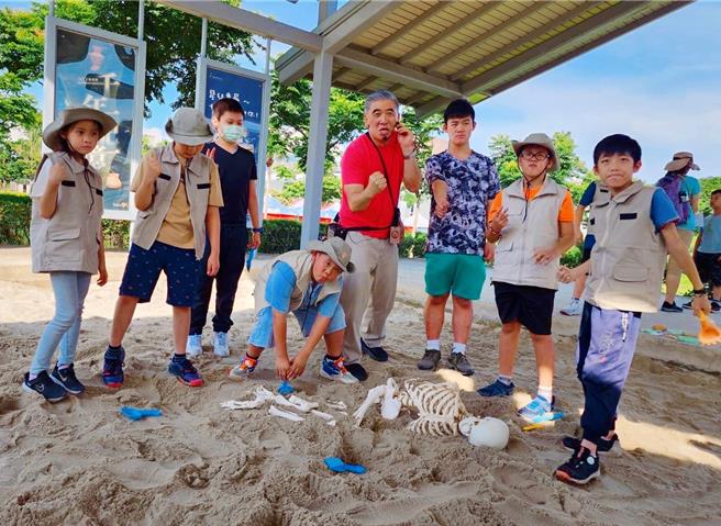 新北考古公园专为亲子打造多项丰富互动体验。（十三行博物馆提供）