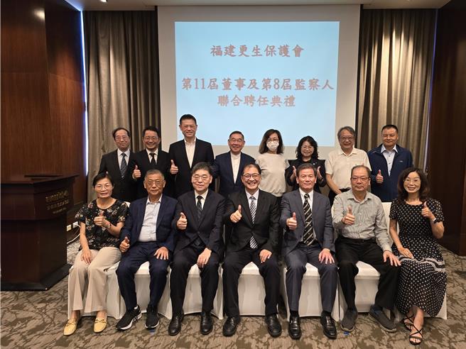 法务部长郑铭谦(前排中)今日率保护司长林嚞慧(前排右三)蒞临金门视导所属机关，并参加福建更生保护会第11届董事及第8届监察人联合聘任典礼暨董事监察人会议。(图／福建更生保护会提供)