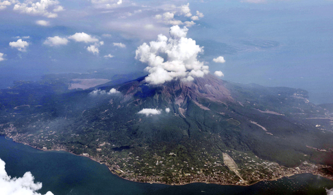 日本櫻島火山本月14日再度噴發。圖為2022年7月噴發後的鳥瞰景象。（資料照／美聯社）