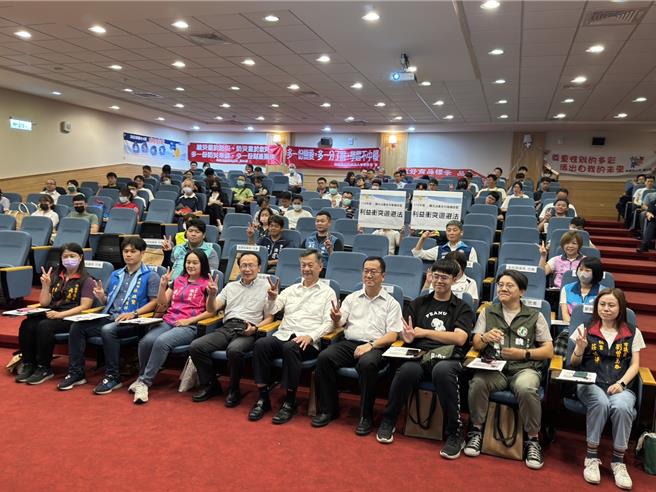桃园市警察局政风室与消防局政风室今日上午在桃园区公所4楼视听中心举办「113年阳光法案专精研习－公职人员利益衝突迴避法解析」，除公务员外，也广邀市议员与会，强调「阳光是最佳的防腐剂」。（警方提供）