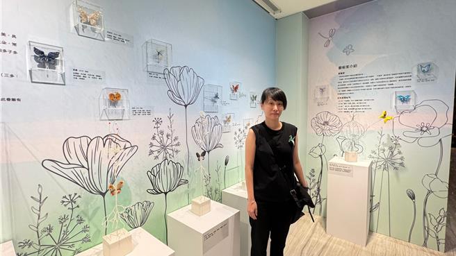 藝術家黃珮萱以傳統閩南與客家系列及跳脫傳統融合現代技巧與複合媒材運用，創造出髮簪、髮飾、祭祀用品、擺件、別針等共35件纏花作品，即日起至12月31日在高雄翰品酒店1樓藝術空間展出。（柯宗緯攝）