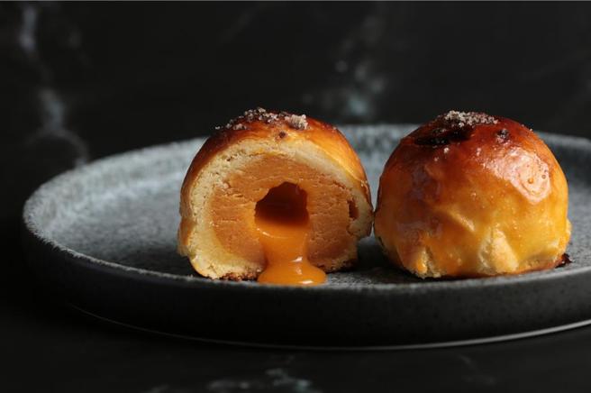 LA ONE烘焙坊今年中秋重现香港传奇「奶皇流心酥」。图／LA ONE烘焙坊提供