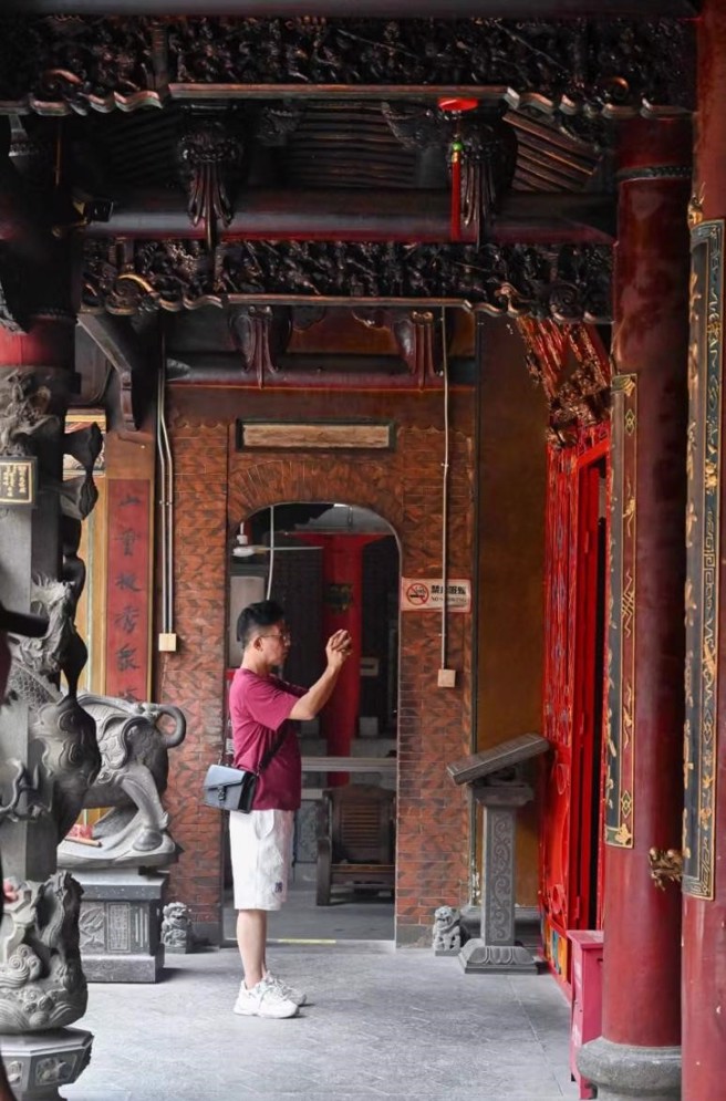 蔡依庭認為文化是生活中最深沉的底蘊，信仰習俗追尋的仍應以溯源為依歸。（圖/福建日報：遊慶輝、陳信雲攝）