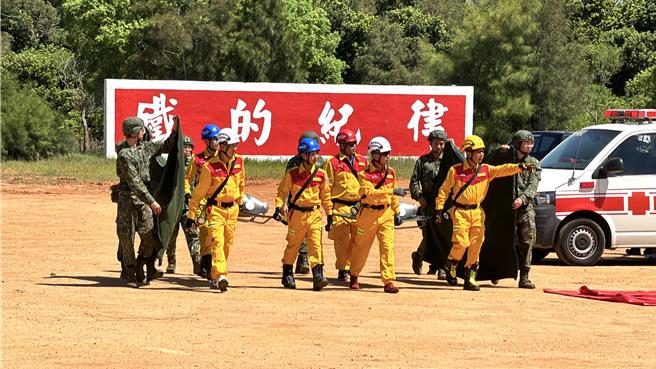 交通部暨金门县政府2024年机场外空难灾害防救演习实兵演练今日下午登场，模拟金门地区发生飞机失控迫降，造成复合型灾害，以实际动员救灾单位验证兵棋推演内容的可行性。(于家麒摄)