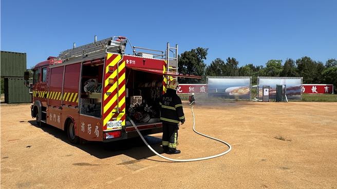 交通部暨金门县政府2024年机场外空难灾害防救演习实兵演练，模拟金门地区发生飞机失控迫降，造成复合型灾害。(于家麒摄)