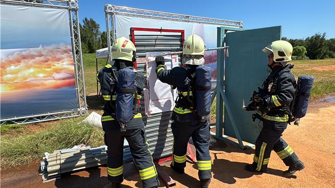 交通部暨金门县政府2024年机场外空难灾害防救演习实兵演练，模拟金门地区发生飞机失控迫降，消防员以重型机具破坏机门进行救援。(于家麒摄)