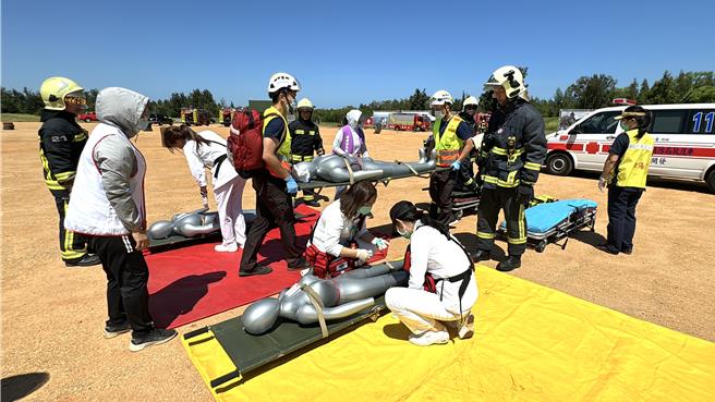 2024年金门机场外空难灾害防救演习实兵演练，模拟发生飞机失控迫降，现场出现大量伤患由医护人员进行救援。(于家麒摄)