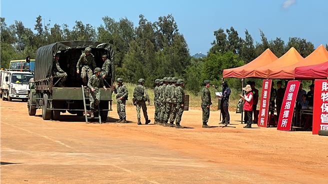 交通部暨金门县政府2024年机场外空难灾害防救演习实兵演练今日下午登场，共动员21个公私部门及民间团体逾300人，并出动各式救灾车辆31部，顶着30多度高温在烈日下参演。(于家麒摄)