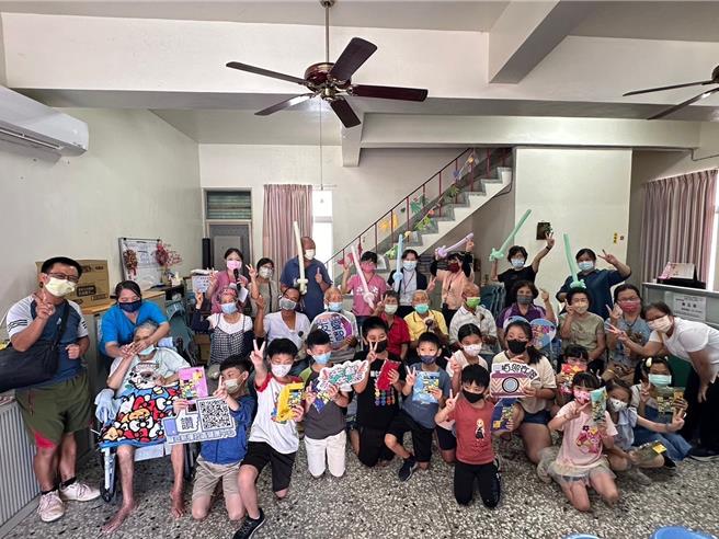 颉恩补习班13名学童担任失智友善天使，到将军区乐智学堂关怀11名长者。（麻豆新楼医院提供／宝智华台南传真）