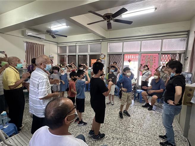 学童们藉由团康游戏与活动和失智老人们互动。（麻豆新楼医院提供／宝智华台南传真）