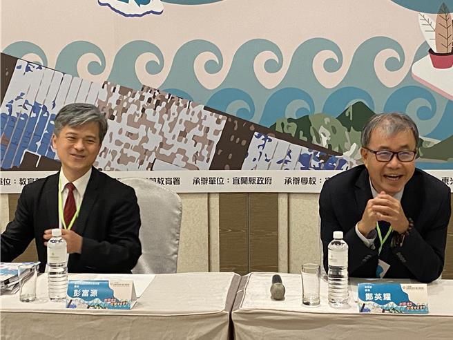 教育部長鄭英耀（右）說，竹苗地區高中職學生容量不足，將補助當地學校增班因應。（林志成攝）