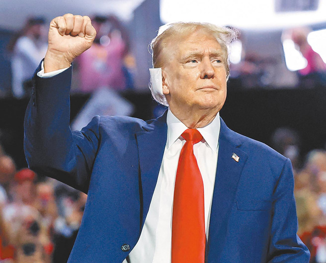 前美国总统川普于15日在共和党全国代表大会，举起代表「战斗」的拳头手势。（图/路透社）
