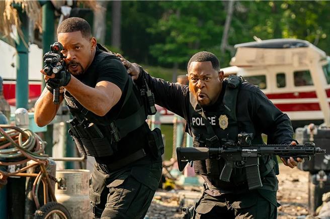 威尔史密斯（左）和马汀劳伦斯在《绝地战警：生死与共》被迫走上逃亡之路。（CATCHPLAY提供）
