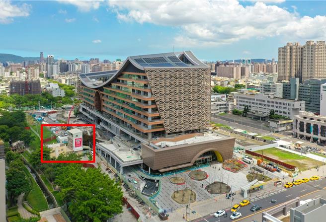 鳳山車站周邊環狀道路受私有住宅尚未搬遷影響，導致車站交通動線混亂，高雄市府祭出多項配套措施，盼打通車站任督二脈。（高雄市地政局提供／任義宇高雄傳真）