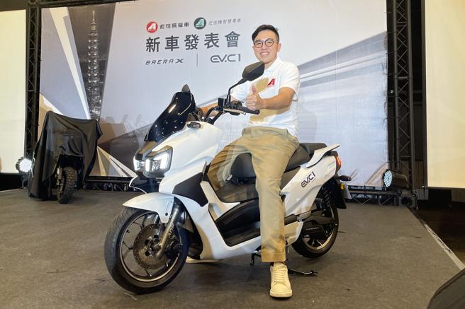 宏佳腾营运中心经理锺亚成表示，EV-C1为目前台湾市场上唯一跑旅造型电车。（陈大任摄）