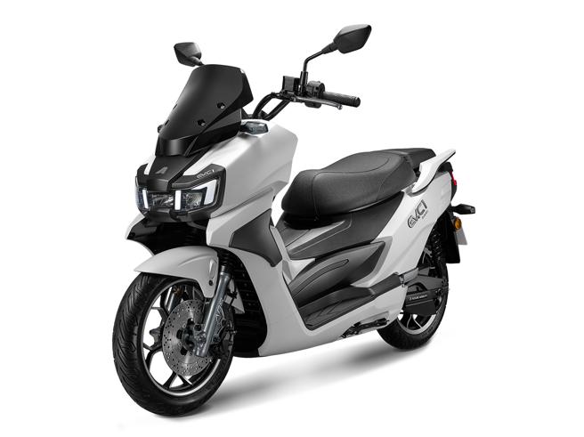 EV-C1售价12万4980元，即日起至8月31日最高现折5000元，独家再加码每月499元1500安时畅骑方案。图为极光白车色。（宏佳腾提供）