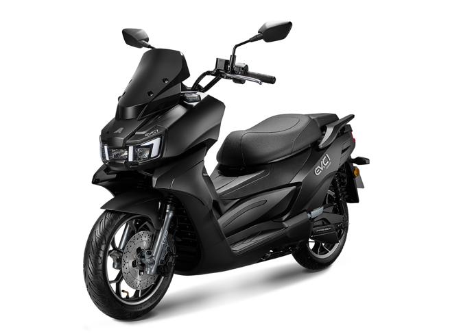 EV-C1售价12万4980元，即日起至8月31日最高现折5000元，独家再加码每月499元1500安时畅骑方案。图为暗夜黑车色。（宏佳腾提供）