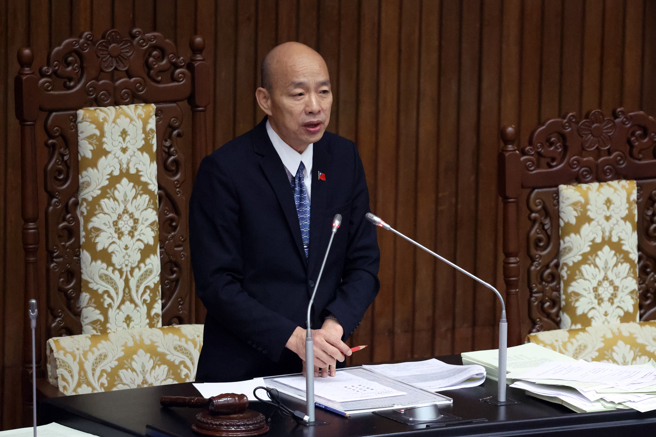 立法院16日通过决议，为确保总统对全民负责之宪政机制，立院于新任行政院院长施政方针报告前，依国会改革三读通过之新法，邀请赖清德总统至立法院进行国情报告。主持议事的立法院长韩国瑜（见图）宣布，邀赖清德赴立院国情报告决议通过。（邓博仁摄）