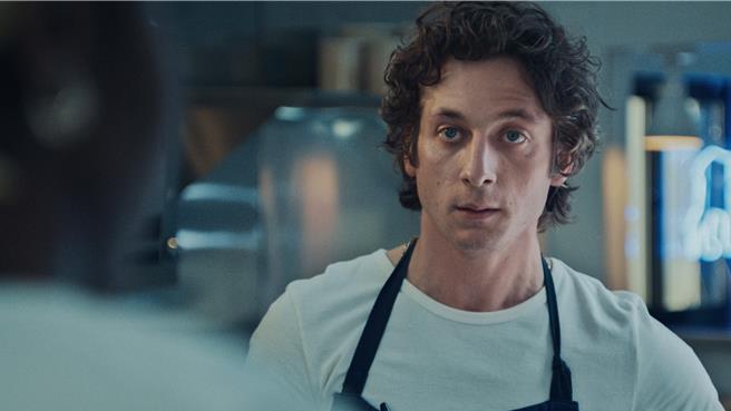 杰瑞米艾伦怀特在《大熊餐厅》中饰演火爆难搞的米其林主厨。（Disney＋提供）