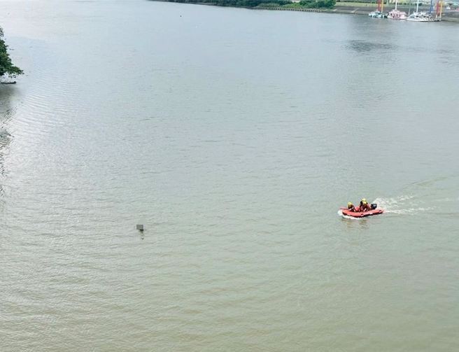 消防人員駕船艇救援墜橋男子。（民眾提供）