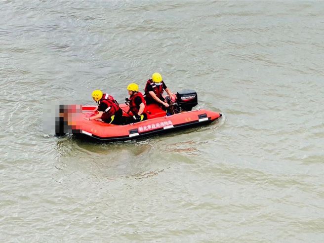 消防人員駕船艇救援墜橋男子。（民眾提供）