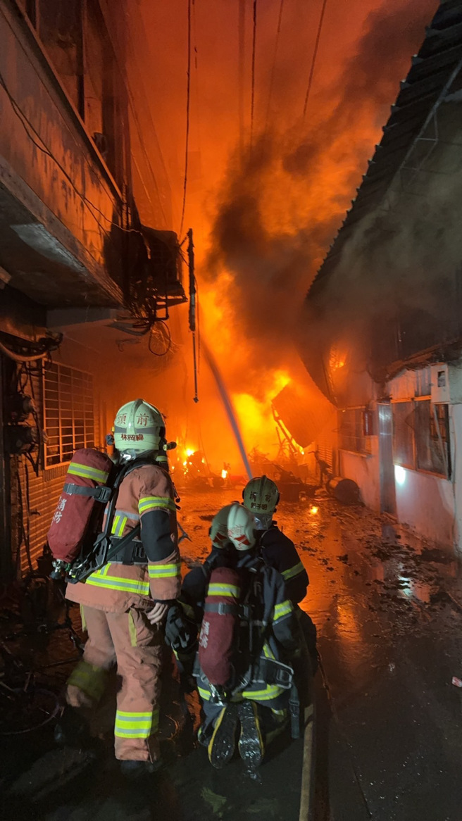今16日晚间18时51分，新北市新庄区化成路63巷26弄发生火警。（翻摄画面）