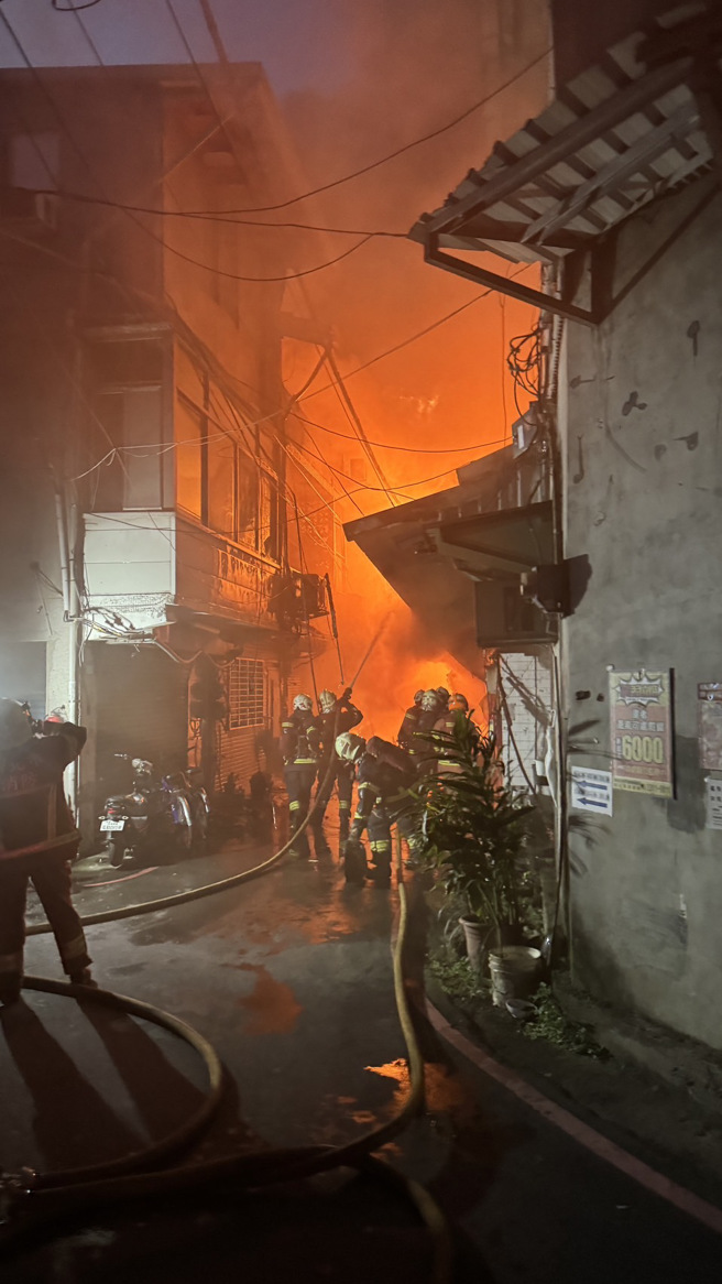 今16日晚间18时51分，新北市新庄区化成路63巷26弄发生火警。（翻摄画面）