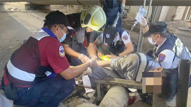 高雄楠梓區一處新建工地16日晚間6時許傳出工安意外，一名40歲男性工人的手部捲入砂石輸送皮帶，導致骨折送醫。（翻攝照片／林瑞益高雄傳真）